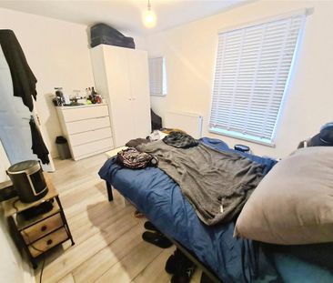 4 bedroom end of terrace house to rent - Photo 2