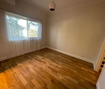 Newly renovated open plan living - Photo 2