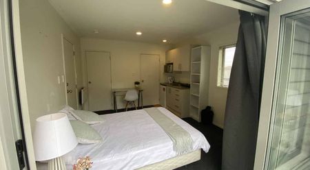 Self Contained Studio Close to the University - Photo 5