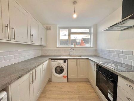 Willow Way, Farnham, Surrey, Surrey, GU9 - Photo 5