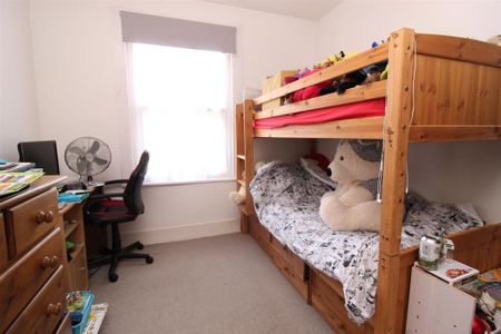 3 bedroom end of terrace house to rent - Photo 5