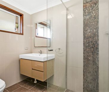 3 Bedroom 1.5 Bathroom modern duplex with double car garage - Photo 5