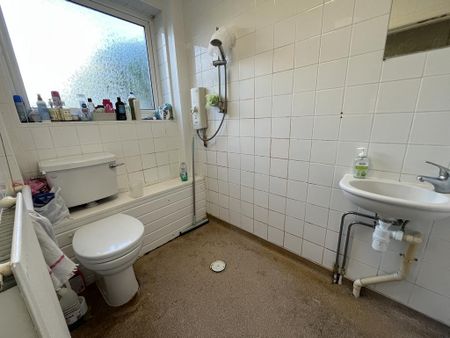 4 bedroom semi-detached house to rent - Photo 5