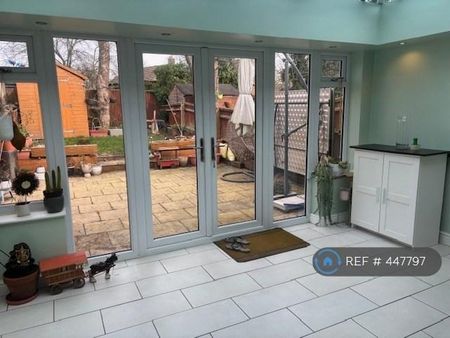 3 bedroom semi-detached house to rent - Photo 2