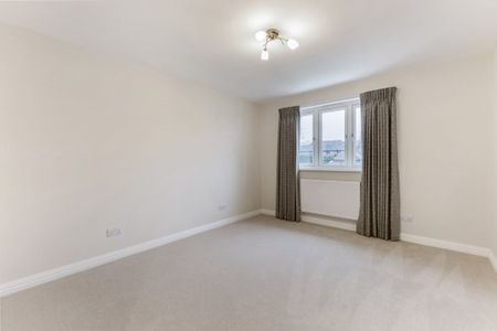 5 bedroom detached house to rent - Photo 2