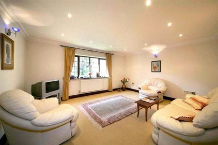 4 bedroom detached house to rent - Photo 2