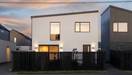 Modern Two Bedroom, Two Bathroom Townhouse - Photo 2