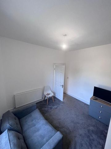 4 bedroom semi-detached house to rent - Photo 3