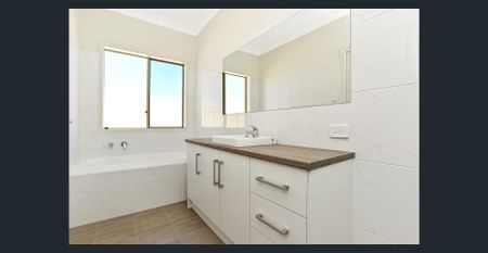 3 bedroom home just a short stroll to the beautiful sandy Christies Beach enjoy and relax!! - Photo 5