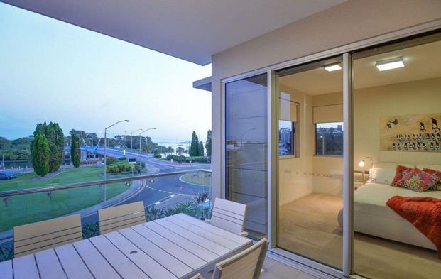 STYLISH FURNISHED APARTMENT WITH STUNNING HARBOUR VIEWS - Photo 1