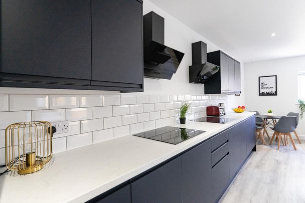 Cromwell Road #16 - Photo 1