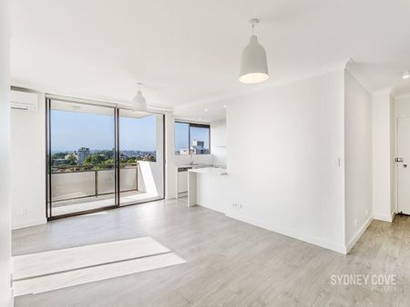 RENOVATED, LOCATION, VIEWS | Unfurnished - Photo 4