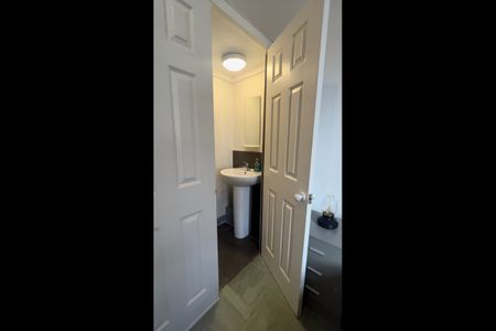 Room in a Shared House, Grasmere St, L5 - Photo 3