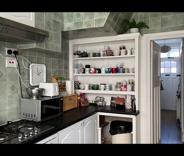 Room in a Shared House, London, SW20 - Photo 1