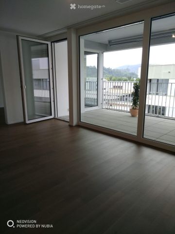 Traumhafte 3.5-Zimmer-Attikawohnung mit grosser Loggia & Terrasse direkt am Bahnhof in Suhr - Foto 4