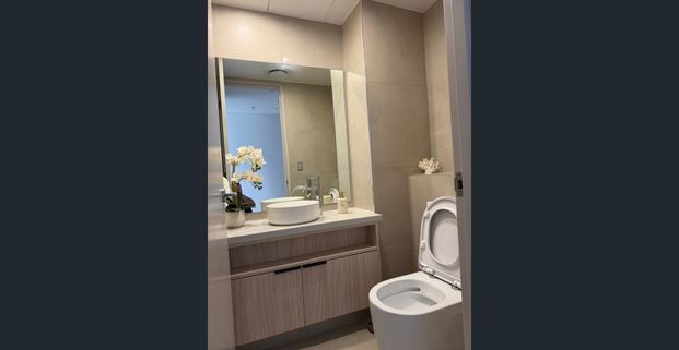 Split-Level Apartment with Panoramic River & Skyline Outlooks - Photo 1