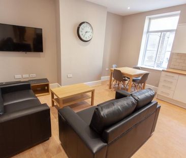 4 bedroom flat to rent - Photo 2