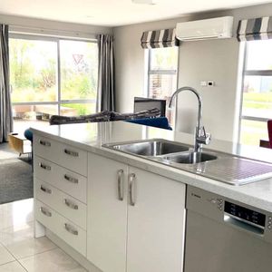 Immaculate fully furnished extra spacious family home situated in quiet subdivision! - Photo 2