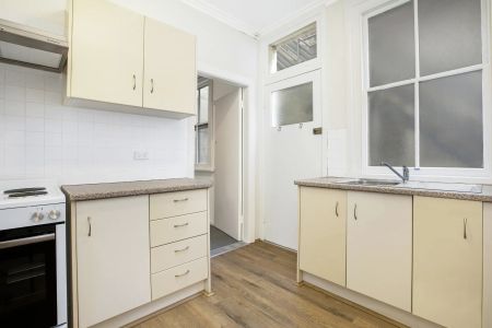 INCLUDING ELECTRICITY AND WI-FI. Refreshed room within updated boarding house in the heart of RANDWICK - Photo 2