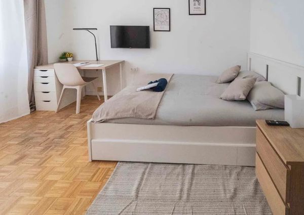 Calle de la Reina Mercedes, Madrid, Community of Madrid 28020