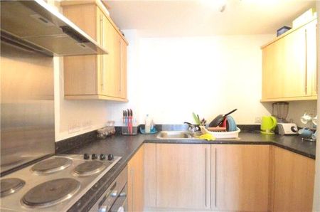 2 bedroom Flat in Coombe Way, Hampshire - Photo 4