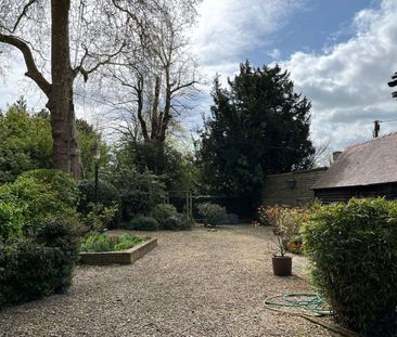 Set within the charming hamlet of Horsenden, and enjoying a picture... - Photo 1