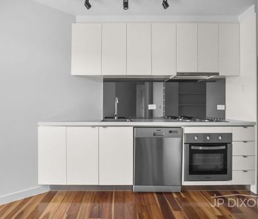 Perfectly Positioned, Stylish Living in the Heart of Highett - Photo 6