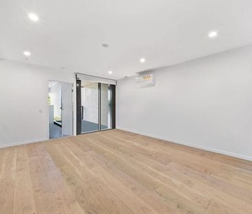 Sleek City Living – Upscale One-Bedroom Apartment in Metropol - Photo 2