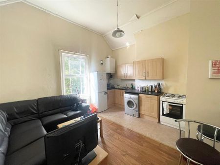 3 bedroom flat to rent - Photo 2