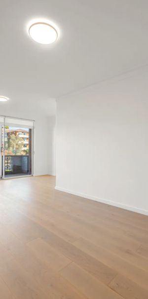 Beautifully Renovated Top Floor Apartment in the Heart of Coogee - Photo 1