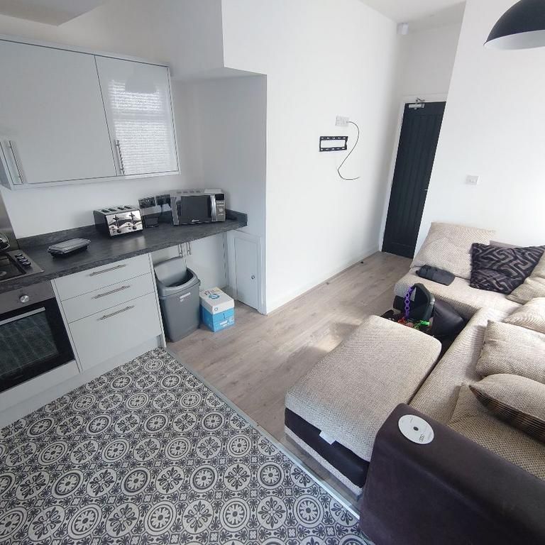 1 bedroom in a house share to rent - Photo 1