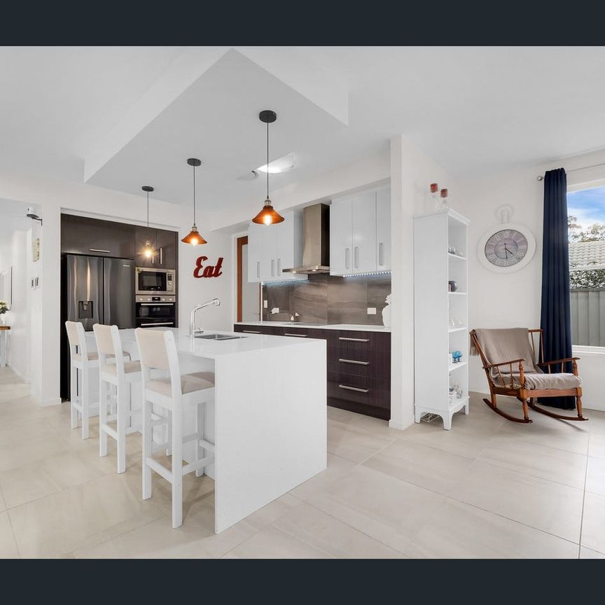 LET'S TALK – A modern haven in a family-friendly neighbourhood. - Photo 1