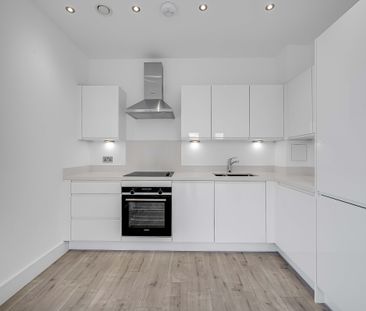 River Front, Enfield, London, EN1 - Photo 1