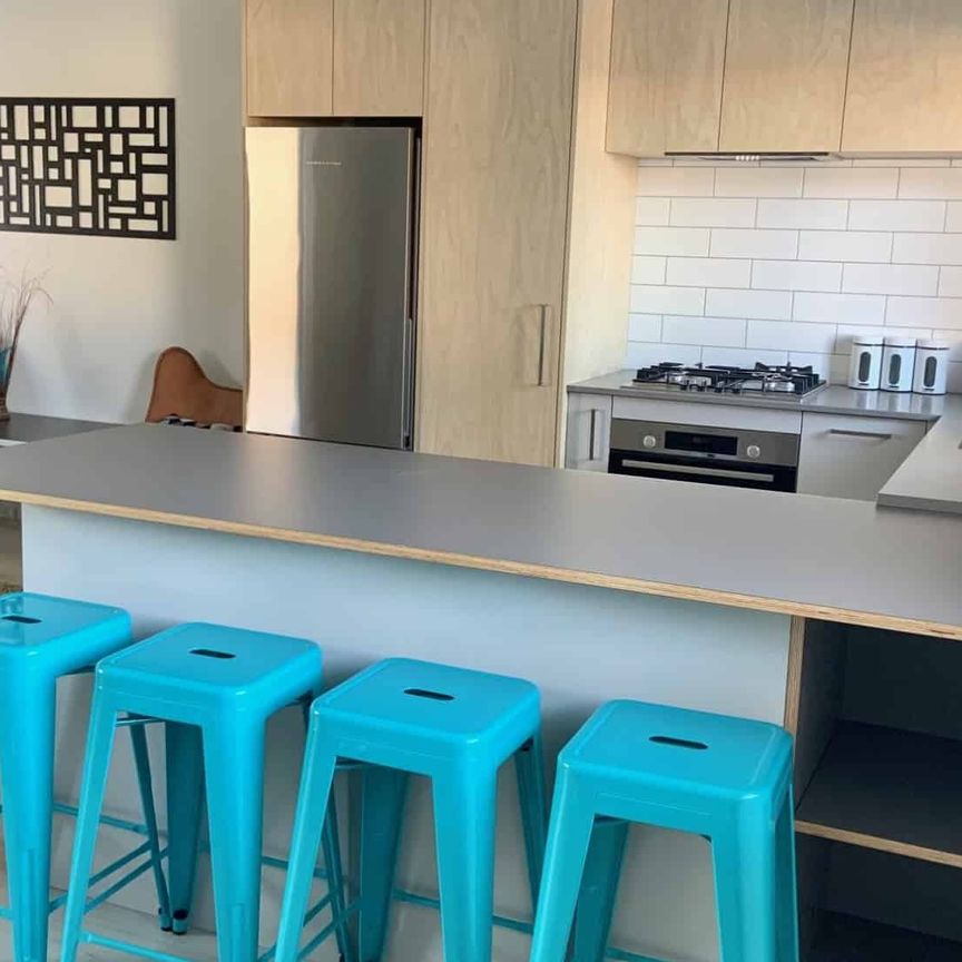 Fully Furnished Spacious Inner City Apartment in Prime Location! - Photo 1