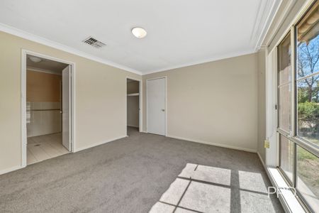 38 Balleroo Cres, GLENFIELD PARK NSW 2650 - Photo 3