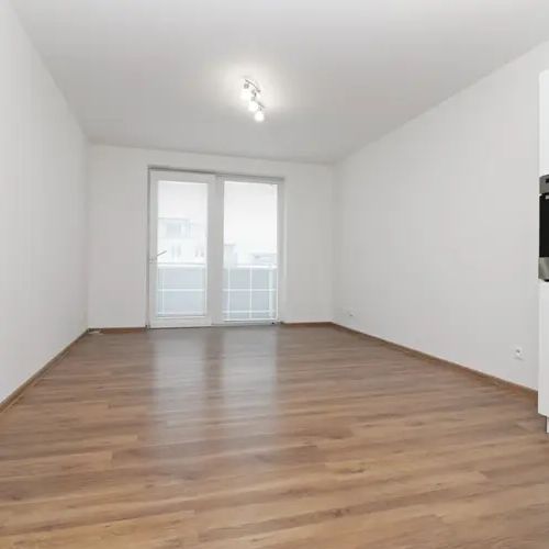 Nabízíme pronájem zánovního zděného bytu 2+kk s balkónem a garážovým stáním, Lužická, Jihlava - Photo 1