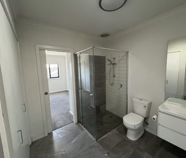 "Spacious One Bedroom Two Level Townhouse With Garage" - Photo 4