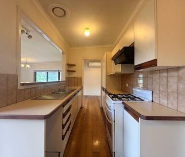 18 Village Drive, Hampton Park VIC - Photo 3