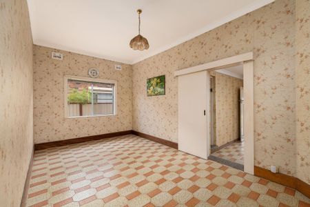 Sun-Drenched 3-Bedroom Family Home Ideal for Entertaining - Photo 2