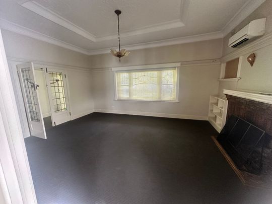 CHARMING INNER-CITY HOME - Photo 1