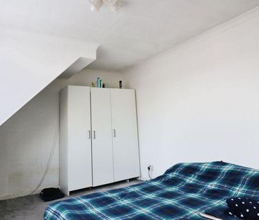 3 bedroom semi-detached bungalow to rent - Photo 4