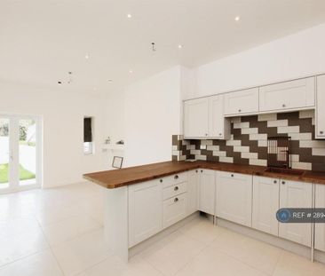 5 bedroom semi-detached house to rent - Photo 3