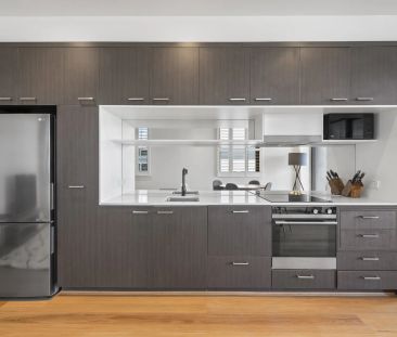 Light-Filled Top-Floor Retreat with Premium Amenities - Photo 5