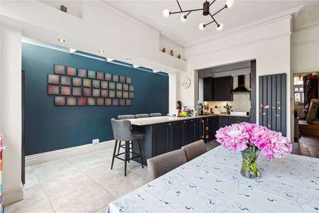 An immaculately presented five bedroom family home close to Wandsworth Common and excellent local amenities. - Photo 3