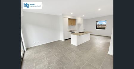 Modern 3-Bedroom Townhouse in a Prime Location! - Photo 3