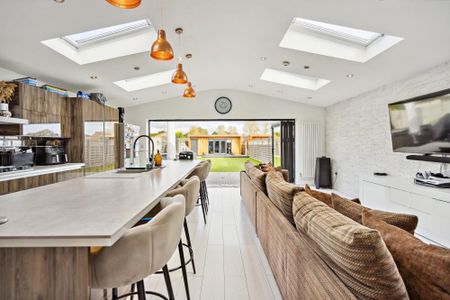 4 bedroom detached house to rent - Photo 4