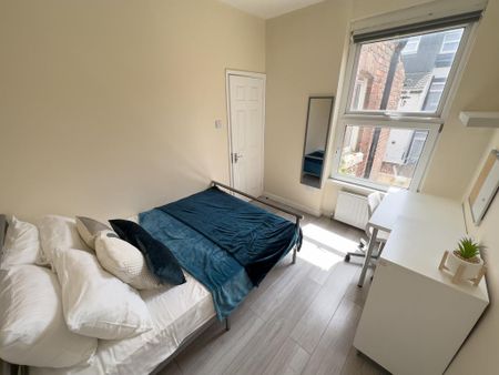 4 bedroom terraced house to rent - Photo 3