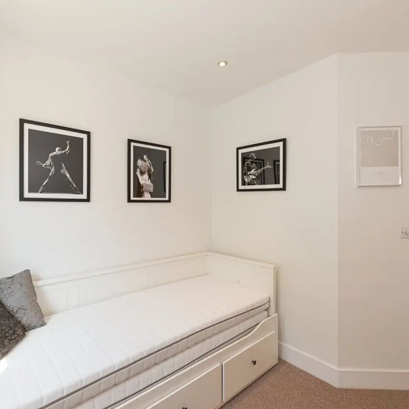 2 bedroom flat in London - Photo 1