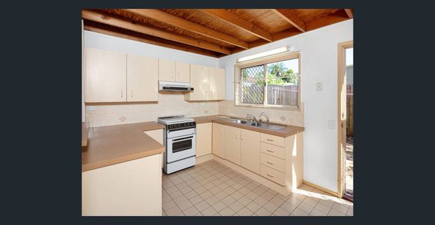 Space, Comfort & Convenience – Discover This Loganlea Gem! - Photo 1