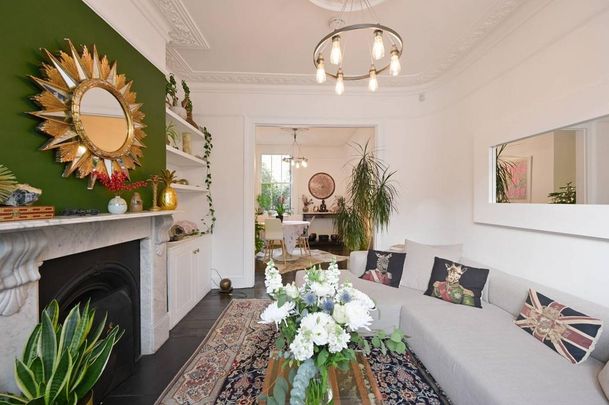 4 bedroom end of terrace house to rent - Photo 1